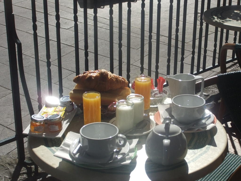 Hotel-Cafe Du Trinquet Cambo-les-Bains Luaran gambar