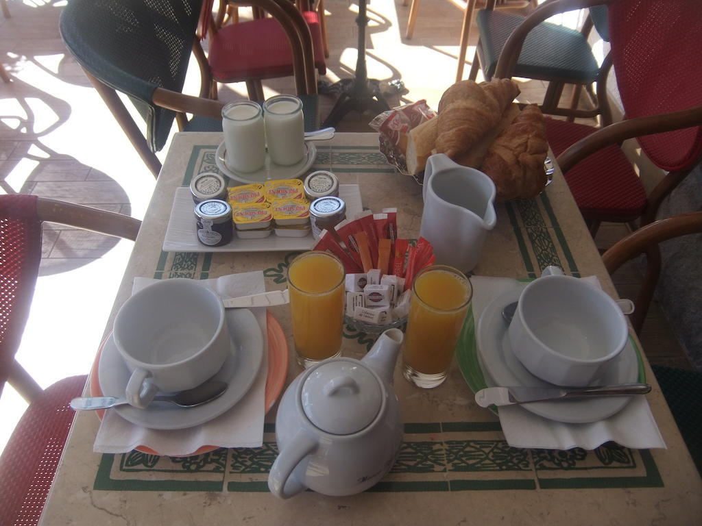 Hotel-Cafe Du Trinquet Cambo-les-Bains Luaran gambar