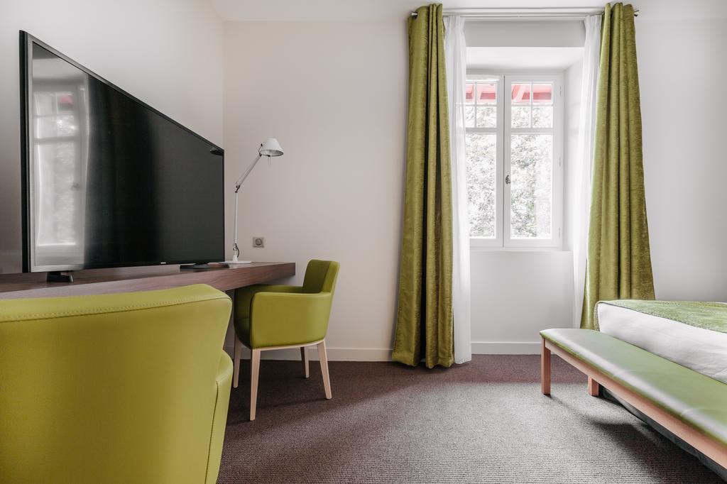 Hotel-Cafe Du Trinquet Cambo-les-Bains Luaran gambar