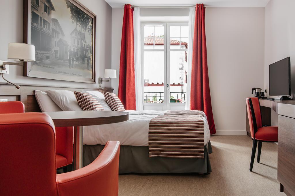 Hotel-Cafe Du Trinquet Cambo-les-Bains Luaran gambar